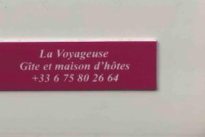 普吕维涅La voyageuse, gîte 6 places的一种紫色的标志,用来读取母亲传教时送给她们的旅行礼物