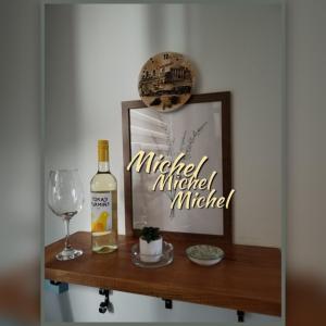 弗拉涅Michel FREE PARKING的一瓶葡萄酒和一张桌子上的一杯