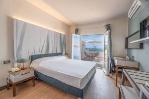 坎波内莱尔巴拜亚尹朋里亚雷酒店的一间卧室设有一张床和一个阳台