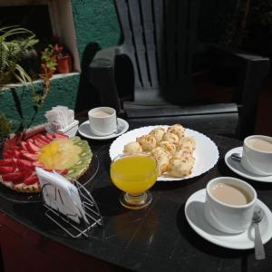 门多萨Hotel Namaste的一张桌子,上面放着两盘食物和咖啡