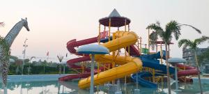 NadwānFun N City Water Park , Adventure & Resort , Patna的度假村游泳池的水滑梯