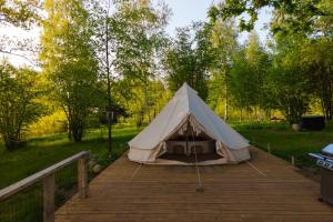 Glamping Žvaigždžių slėnyje的公园木板路上的帐篷