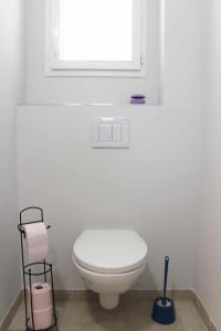 蒙巴兹雅克Maisonnette neuve Monbazillac的白色的浴室设有卫生间和窗户。
