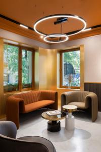 索非亚Oborishte 63,The Art Boutique Hotel by Sandglass的客厅配有两张沙发和一个吊灯。