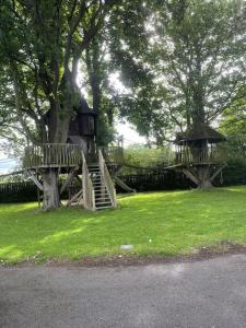 爱丁堡Castle Gogar Cottage的公园中间的树屋