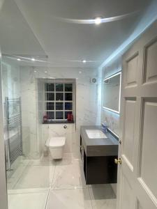 爱丁堡Castle Gogar Cottage的白色的浴室设有卫生间和水槽。