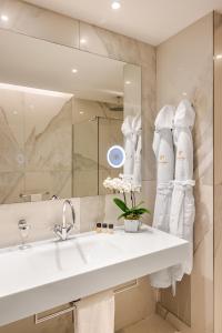 米兰Hotel The Square Milano Duomo - Preferred Hotels & Resorts的白色的浴室设有水槽和镜子