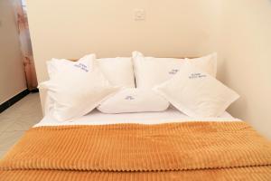 金贾Scindia Suites hotel的床上铺有白色枕头的床