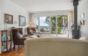 斯瓦讷克Awesome Apartment In Svaneke With House Sea View的带沙发和大窗户的客厅