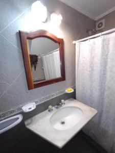 科隆Cabañas del Paraiso的一间带水槽和镜子的浴室