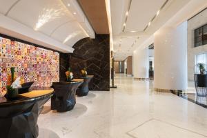多哈Le Royal Méridien Doha的一间设有瓷砖墙的酒店大厅