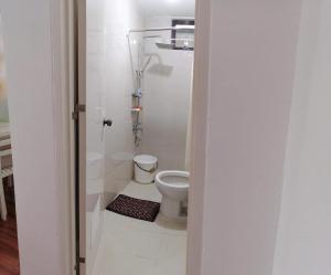 PilaCasa Honorio的一间带卫生间和淋浴的小浴室