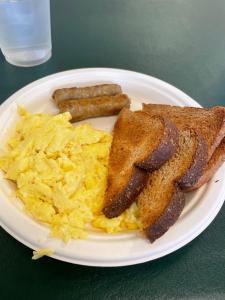 InteriorBadlands Hotel & Campground的包括烤面包和炒鸡蛋的早餐盘