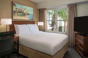 查尔斯顿Residence Inn Charleston Riverview的一间卧室设有一张大床和一个窗户。