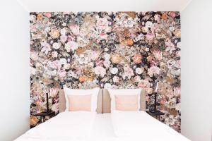 富尔达House of Blooms的卧室配有花卉壁纸
