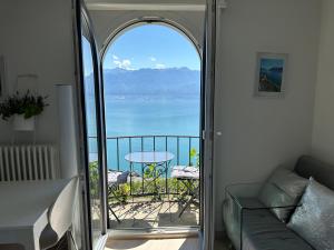 PuidouxRoom with 360° view overlooking Lake Geneva and Alps的客房设有海景阳台。