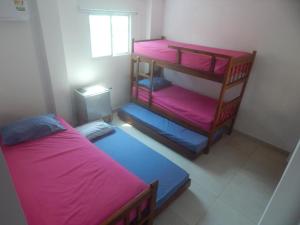 科韦尼亚斯HABITACIONES EN casa de playa的一间卧室设有两张双层床和一扇窗户。