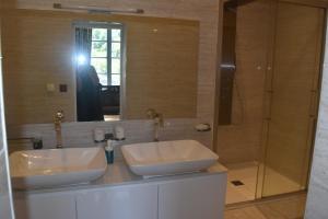 莫南Chateau Roquehort的浴室设有2个白色水槽和淋浴。