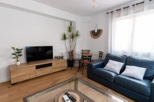 阿尔么丽亚Casa Moreda的客厅配有蓝色的沙发和电视