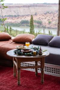 Douar AnnbiratSafa Boulaouane的客厅配有餐桌和食物