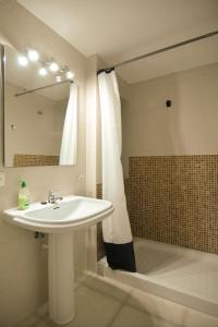 萨拉比塔Brisas Vista Mar的浴室配有盥洗盆和带镜子的淋浴