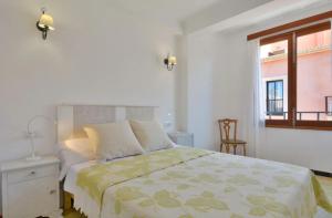 萨拉比塔Brisas Vista Mar的白色的卧室设有床和窗户