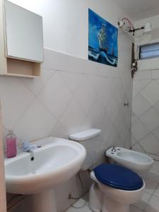 科连特斯DEPARTAMENTO COSTA PLANTA ALTA的白色的浴室设有卫生间和水槽。