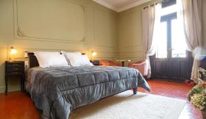 卡瓦永Le 215 Gambetta boutique hôtel en Provence的一间卧室设有一张床和一个大窗户