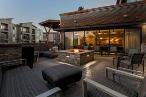 特拉基SpringHill Suites by Marriott Truckee的户外庭院设有火坑和桌椅