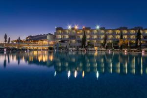 阿尔布费拉圣欧拉利娅里尔度假大酒店及Spa中心的一家晚上拥有大型水池的酒店