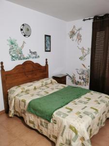 阿尔努埃罗拉玛莎旅馆的一间卧室配有一张带绿毯的床