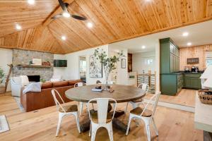 罗杰斯Spacious Home on Beaver Lake with Deck and Fire Pit!的用餐室以及带桌椅的起居室。