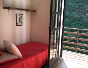 CittiglioMULINO DELLA VALLE的一间卧室设有一张床和一个大窗户