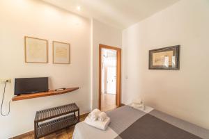 锡拉库扎Borgo Marino Plemmirio的一间带床和电视的小卧室
