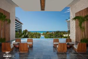 普拉亚卡门Secrets Moxché Playa del Carmen - Adults Only - All Inclusive的一个带椅子的海景大堂