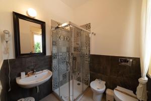 锡拉库扎Borgo Marino Plemmirio的一间带水槽、淋浴和卫生间的浴室