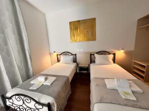 里斯本佩绍诺瓦戈雅酒店的两张位于酒店客房的床,配有毛巾