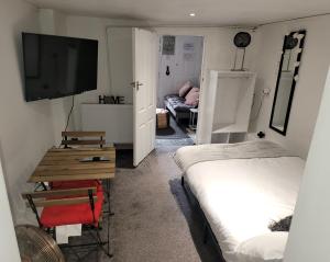 吉林汉姆Hidden Treasure-Netflix and Wi-Fi的小房间设有两张床和电视
