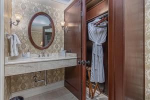 杜兰戈泽内拉帕尔默酒店的一间带水槽和镜子的浴室