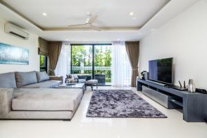 邦涛海滩Laguna Park Villa with rooftop pool by Lofty的带沙发和平面电视的客厅