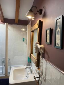 PerorrubioEl Corral De Perorrubio的浴室配有盥洗盆、镜子和浴缸
