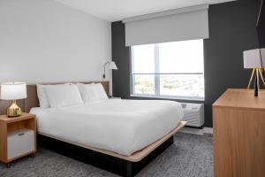 克利尔沃特TownePlace Suites by Marriott Tampa Clearwater的卧室设有一张白色大床和一扇窗户。