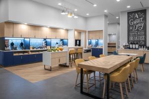 克利尔沃特TownePlace Suites by Marriott Tampa Clearwater的厨房配有桌椅和柜台。
