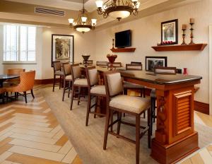 萨凡纳萨凡纳/市中心汉普顿酒店兼套房的大型用餐室配有大桌子和椅子