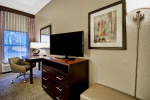 斯塔克维尔史塔克维尔汉普顿酒店的酒店的客房配备了书桌和平面电视