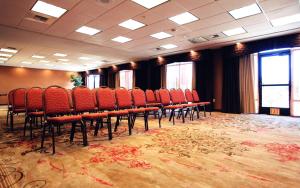 佩索罗伯斯帕索罗布斯汉普顿套房酒店的会议室里一排椅子的房间