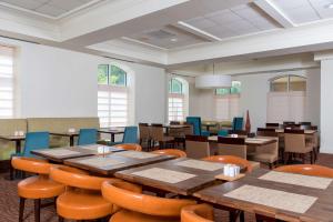 拉法叶拉斐特瓦巴什兰丁希尔顿花园酒店的用餐室设有桌椅和窗户。