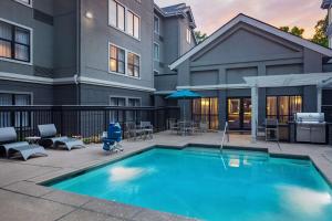 亚特兰大Homewood Suites by Hilton Atlanta Lenox Mall Buckhead的大楼前的游泳池