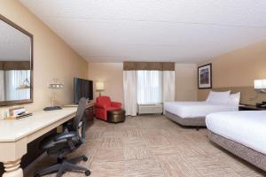 拉法叶拉斐特瓦巴什兰丁希尔顿花园酒店的酒店客房配有两张床和一张书桌