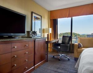诺克斯维尔诺克斯维尔希尔顿酒店的酒店客房设有电视和带椅子的书桌